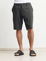 Bermuda verde de corte recto.