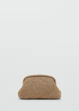 Bolso tipo clutch color beige, confeccionado en tejido de fibra natural de papel con forro interior de poliéster y cierre de aro a presión forrado.
