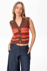 Chaleco tejido a crochet con diseño a rayas horizontales en tonos marrón, naranja y rojo. Tiene escote en V, cierre con botones de madera y ribetes marrones.