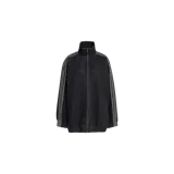 Campera Adidas Adilenium Firebird Track Top confeccionada en denim negro con efecto lavado. Presenta cuello alto, cierre frontal completo, bolsillos laterales y las clásicas tres tiras de la marca en las mangas. Diseño holgado.