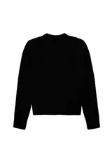 Sweater de manga larga confeccionado en tejido de punto suave, con diseño clásico de cuello redondo y terminaciones acanaladas en puños y bajo.