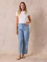 Pantalon cargo de corte wide leg, confeccionado en lyocell color azul claro. Presenta cintura elastizada con cordón de ajuste y bolsillos laterales tipo cargo.