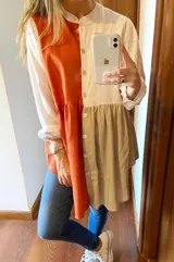 Camisa de lino combinada, color naranja y beige, con cuello mao y cierre frontal con botones.