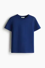 Remera de punto de algodón tupido color azul, con cuello redondo ribeteado acanalado y mangas cortas.