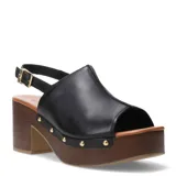 Sandalias de gamuza marrón con plataforma y taco grueso con acabado de efecto madera. Capellada envolvente de punta abierta, pulsera ajustable al tobillo y detalles de tachas metálicas doradas.