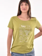 Remera verde con estampado del signo zodiacal Tauro en color blanco.