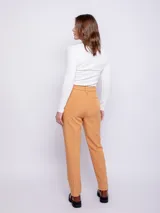 Pantalón de vestir color ocre, de corte recto, con bolsillos laterales y traseros. Se ajusta a la cintura con elástico en la parte trasera.
