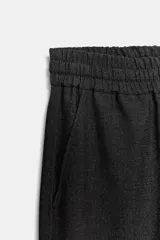 Pantalón tipo jogger de tiro medio, con cintura elástica ajustable mediante cordones, bolsillos frontales y puños elásticos en el bajo.