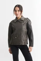Campera tipo biker de cuero sintético color gris oscuro con efecto desgastado, cierre cruzado con cremallera, cuello con solapas y múltiples bolsillos con cremallera.