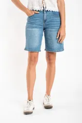 Bermuda de jean celeste, corte recto, tiro alto y calce oversize.