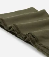 Bufanda femenina de punto liviano en color negro, con diseño básico y terminación deshilachada en los extremos.