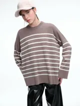 Sweater de tejido de punto con cashmere, de corte relajado y diseño a rayas horizontales. Presenta cuello redondo, hombros caídos y mangas amplias.