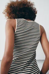 Top de algodón con estampado de rayas horizontales negras y beige, escote redondo y manga sisa.