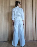 Pantalón de denim azul, de corte recto y tiro alto, con cintura elástica y cordón ajustable. Tiene bolsillos laterales.