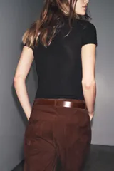 Camiseta de manga corta color beige, con cuello redondo y corte slim fit.