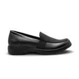 Zapato casual tipo mocasín de color negro, confeccionado en cuero sintético con detalle de microtachas en el empeine y suela de goma antideslizante.