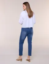 Camisa blanca estilo crop de la marca Zac & Rachel, confeccionada en mezcla de algodón. Presenta cuello con solapa, cierre frontal con botones, manga larga con puño ancho abotonado y diseño de corte corto.