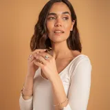 Brazalete tipo esclava rígida de plata 925 con acabado satinado y textura lineal central. Diseño minimalista y elegante.