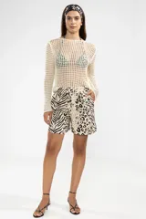 Short de lino italiano color crema con estampado animal print combinado de leopardo y cebra, de corte relajado y tiro medio.