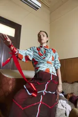 Camisa de terciopelo elastizado con cuello solapa y abotonada. Estampa the farra.