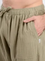 Pantalón O'Neill de corte recto y holgado confeccionado en tela de bambula color oliva, con cintura elástica con cordón ajustable y bolsillos frontales aplicados.
