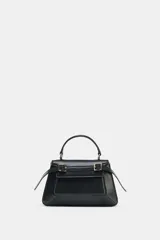 Bolso de mano tipo city, color negro, con diseño estructurado y detalles de hebillas metálicas decorativas en la parte frontal. Cuenta con asa superior rígida, cierre mediante solapa con imán y bolsillo interior. Incluye correa ajustable para llevar como bandolera.