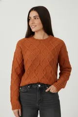 Sweater de chenille con diseño de punto trenzado, cuello redondo a la base y calce holgado.