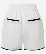 Short blanco de viscolino con cintura elástica y ribetes (bies) contrastantes negros en el borde.