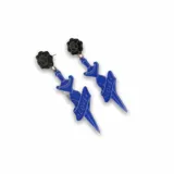 Par de aros colgantes negros con forma de daga atravesada por una cinta con la palabra 'Love' y una rosa en la parte superior.