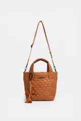 Cartera tipo tote color suela con diseño matelassé romboidal, doble asa de mano y correa larga ajustable y desmontable. Incluye aplique decorativo con borla y pompones colgantes en el lateral.