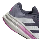 Championes de running Adidas modelo Questar 3, de color azul oscuro con detalles en gris y violeta. Presentan un diseño técnico con malla transpirable, las icónicas tres bandas de la marca en los laterales y una entresuela amortiguada.