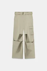 Pantalón cargo de tiro medio confeccionado en tejido satinado color beige, de corte recto y holgado. Cuenta con bolsillos laterales con solapa, bolsillos frontales y un cinturón integrado del mismo tejido con hebilla metálica.