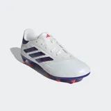 Championes de fútbol Adidas Copa Pure 2 League, color blanco con detalles en azul y naranja. Presentan un exterior sintético con antepié de cuero vacuno y las tres franjas de Adidas en azul iridiscente. La suela es para terreno firme (FG) con tapones azules y naranjas.