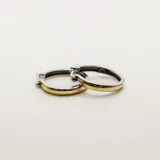 Aros tipo argolla de diseño minimalista, confeccionados en combinación de plata 925 y oro.