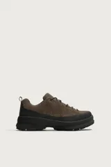 Zapatilla de cordones de estilo trekking, con parte superior de piel con acabado serraje en tono marrón y suela gruesa de goma negra con plataforma y piso track.