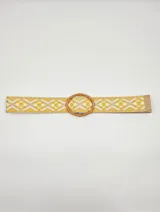 Cinto de tela con diseño geométrico en tonos beige y amarillo, con hebilla circular de efecto madera.