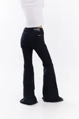 Jean de corte oxford negro con recortes y botamanga acampanada, confeccionado en denim con elastano.