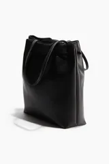 Bolso negro tipo shopper con doble asa larga y ajuste superior con cordón y hebilla.