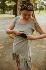 Vestido de embarazo y lactancia color lila, de algodón elastizado, con mangas cortas, escote redondo y volados en la falda.