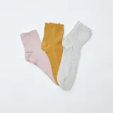 Pack de tres pares de medias de altura media con diseño acanalado y borde superior con terminación ondulada. Incluye un par color rosa, un par color mostaza y un par color gris melange.