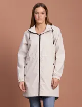 Gabardina impermeable color beige, marca Weatherproof, con cierre central, bolsillos delanteros con botones a presión, capucha desmontable y forro interno.