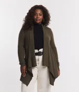 Cardigan de punto acanalado color verde militar, de manga larga, con abertura total y bajo asimétrico en forma de punta.