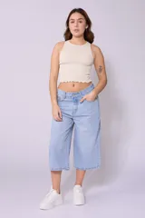Bermuda de jean celeste, corte ancho a la rodilla.