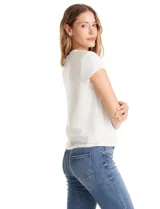 Blusa de manga corta con cuello redondo, completamente cubierta de lentejuelas blancas. Cuenta con forro interno a tono y un ajuste clásico al cuerpo.