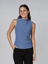 Blusa azul sin mangas de crêpe con cuello alto tipo mock y detalle fruncido.