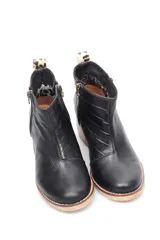 Botin de cuero en tono tostado con efecto desgastado, diseño de caña corta con cierre lateral y taco cuadrado de madera.
