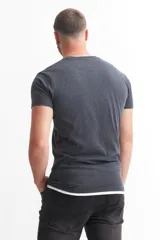 Remera gris oscuro de manga corta con cuello redondo y detalles a contratono en blanco en cuello y ruedo.