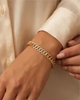 Pulsera de eslabones tipo cubana con baño de oro, decorada con incrustaciones de circonias en la parte superior de cada eslabón.