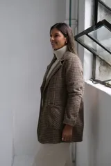 Blazer de corte recto con estampado de cuadros tipo príncipe de gales en tonos marrones y beige. Presenta solapas clásicas, bolsillos frontales aplicados y mangas largas.