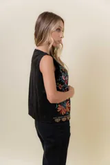 Chaleco sin mangas de base negra con bordado artesanal multicolor de inspiración floral y botánica en el frente. Diseño abierto con calce cómodo y recto.